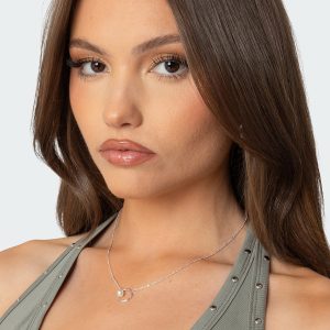 Pearly Pendant Necklace